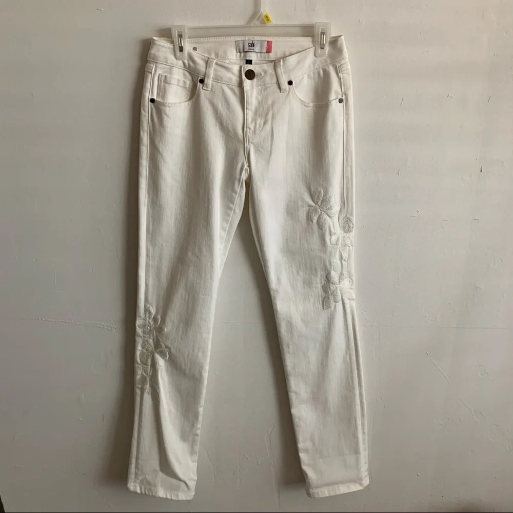 Cabi 5490 slim boyfriend Woodstock embroidered size 2 Floral White